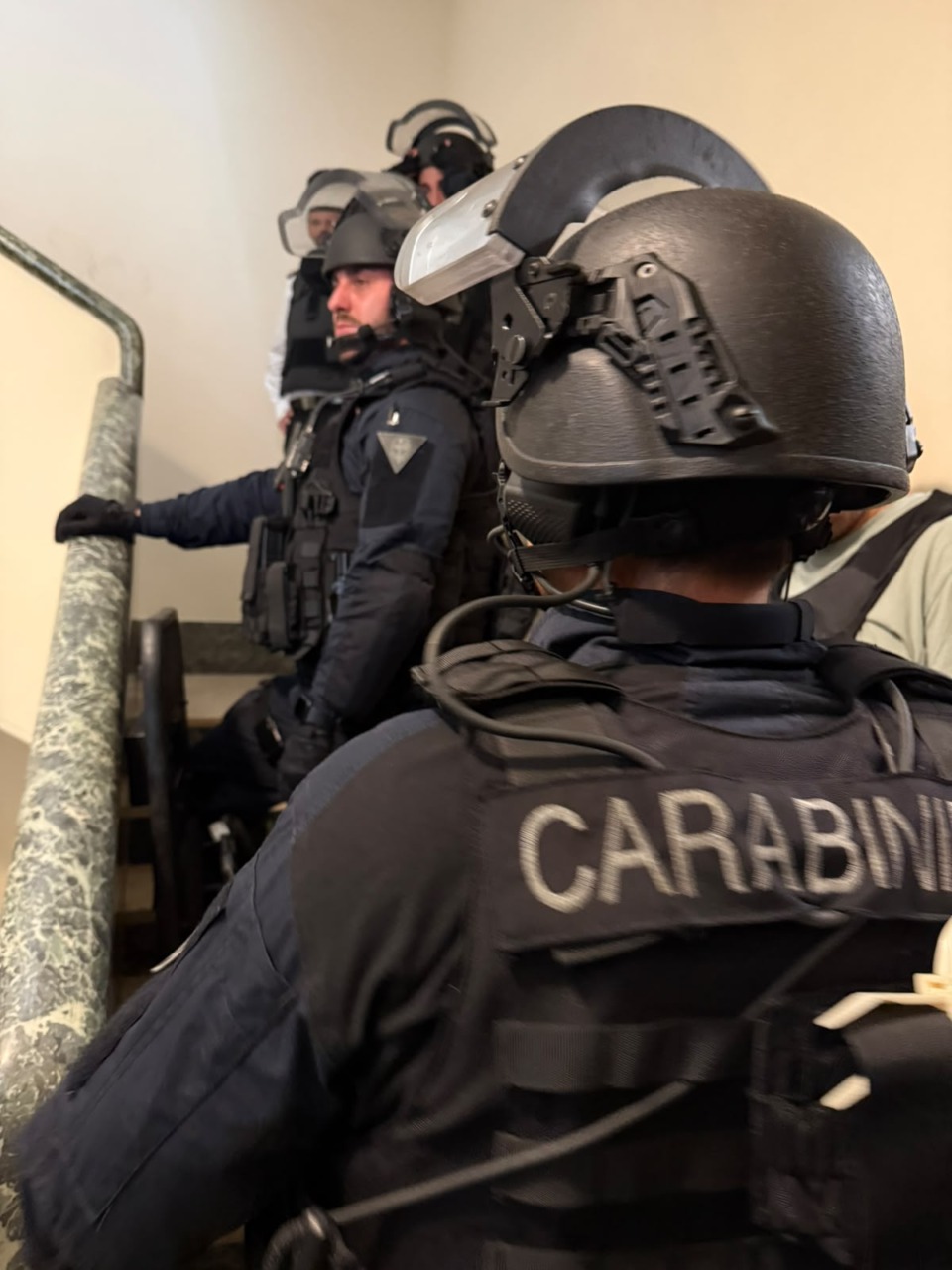 Coltello contro i Carabinieri, si barrica in casa ai Parioli