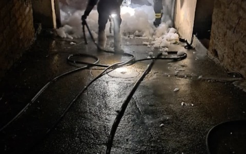 Rogo all’alba in via Orotelli: distrutte due auto nei garage