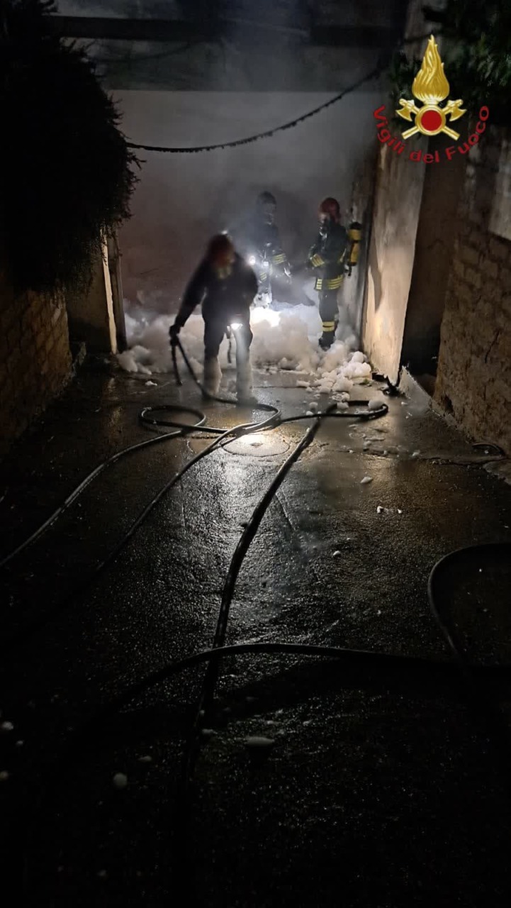 Rogo all’alba in via Orotelli: distrutte due auto nei garage