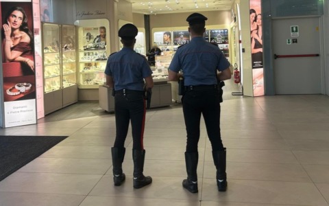 Rapina nella gioielleria del centro commerciale: arrestato 35enne