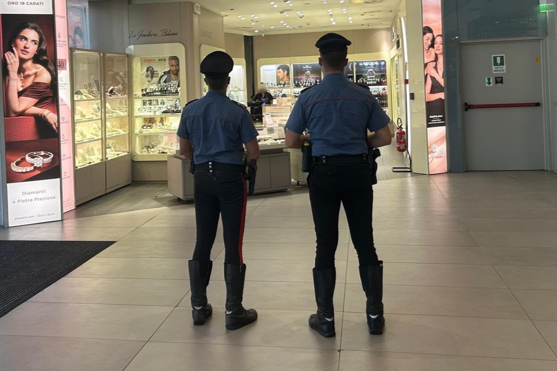 Rapina nella gioielleria del centro commerciale: arrestato 35enne