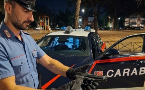 Pistole vere e a salve: tre persone denunciate a Roma
