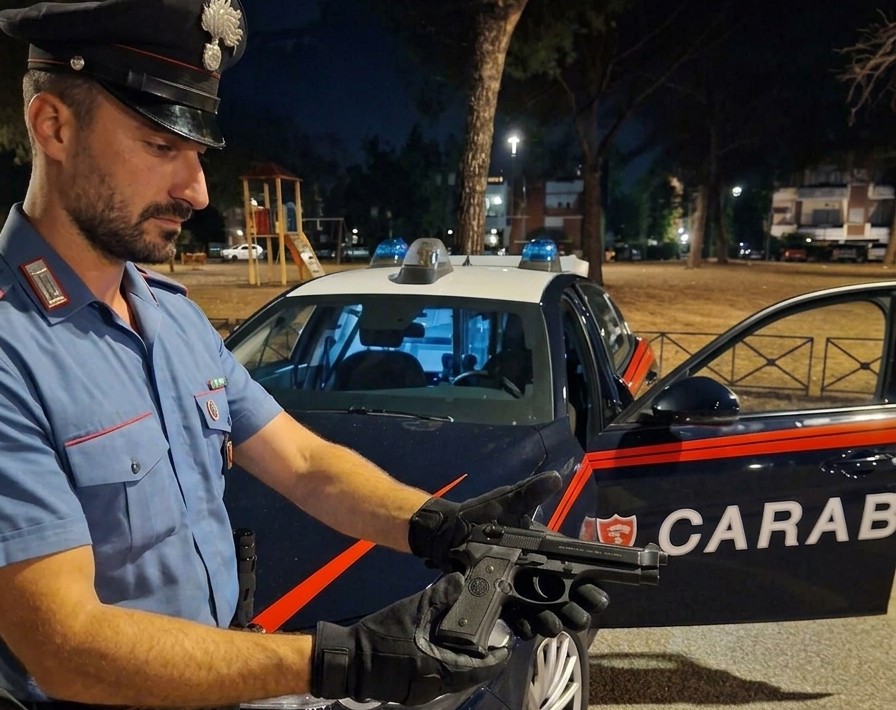 Pistole vere e a salve: tre persone denunciate a Roma