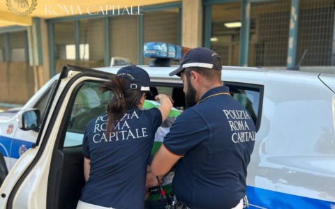 Fori Imperiali, pistola e minacce ai passanti: arrestato 29enne