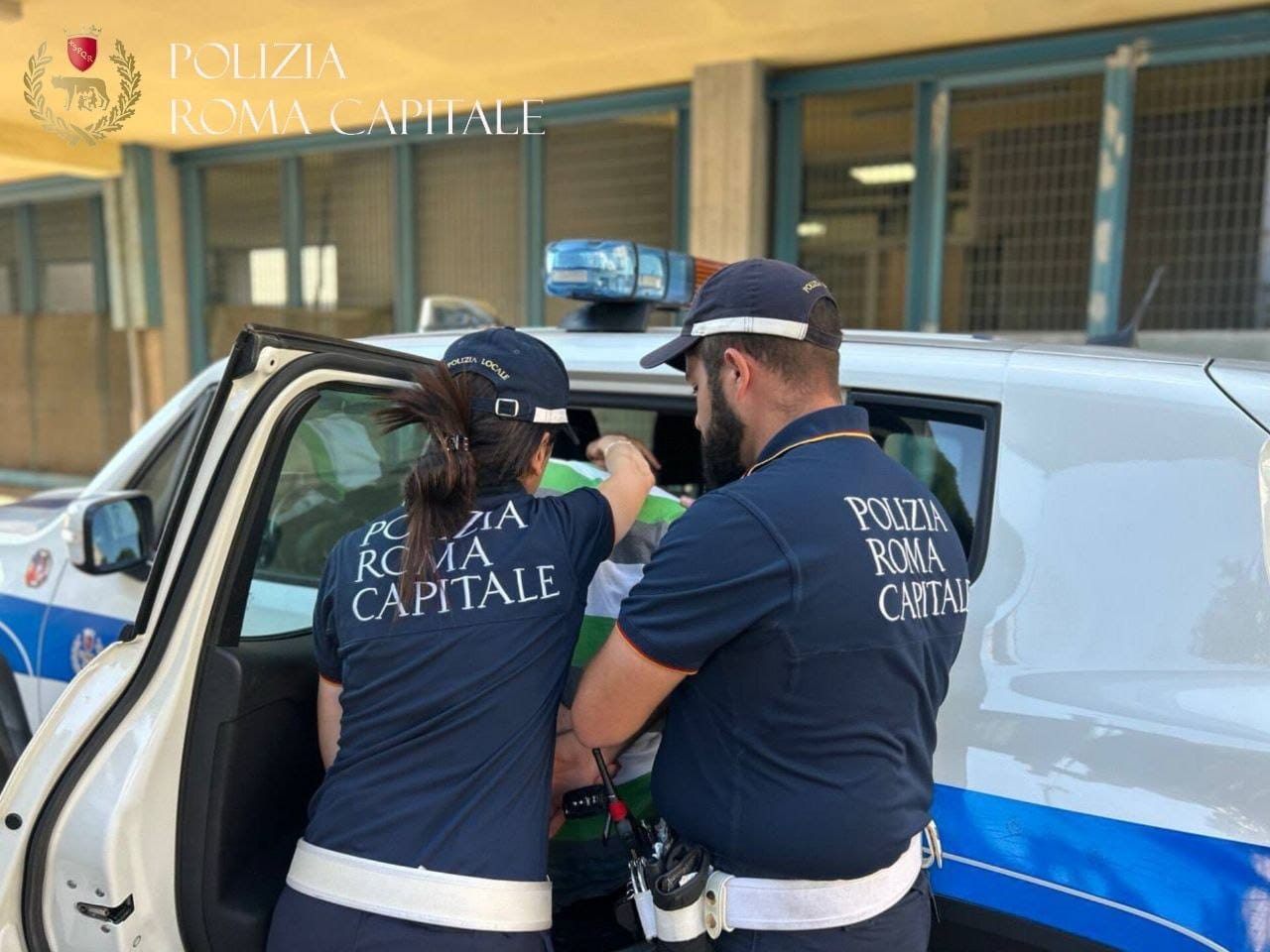 Fori Imperiali, pistola e minacce ai passanti: arrestato 29enne
