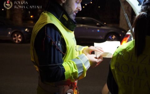 Roma, 50enne muore dopo essere stato investito da un taxi