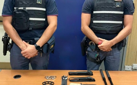 Minacce e armi in un negozio: arrestato 41enne a Roma
