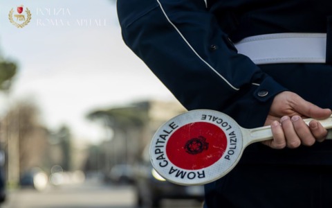 Esquilino, ruba in negozio e fugge: arrestato 31enne