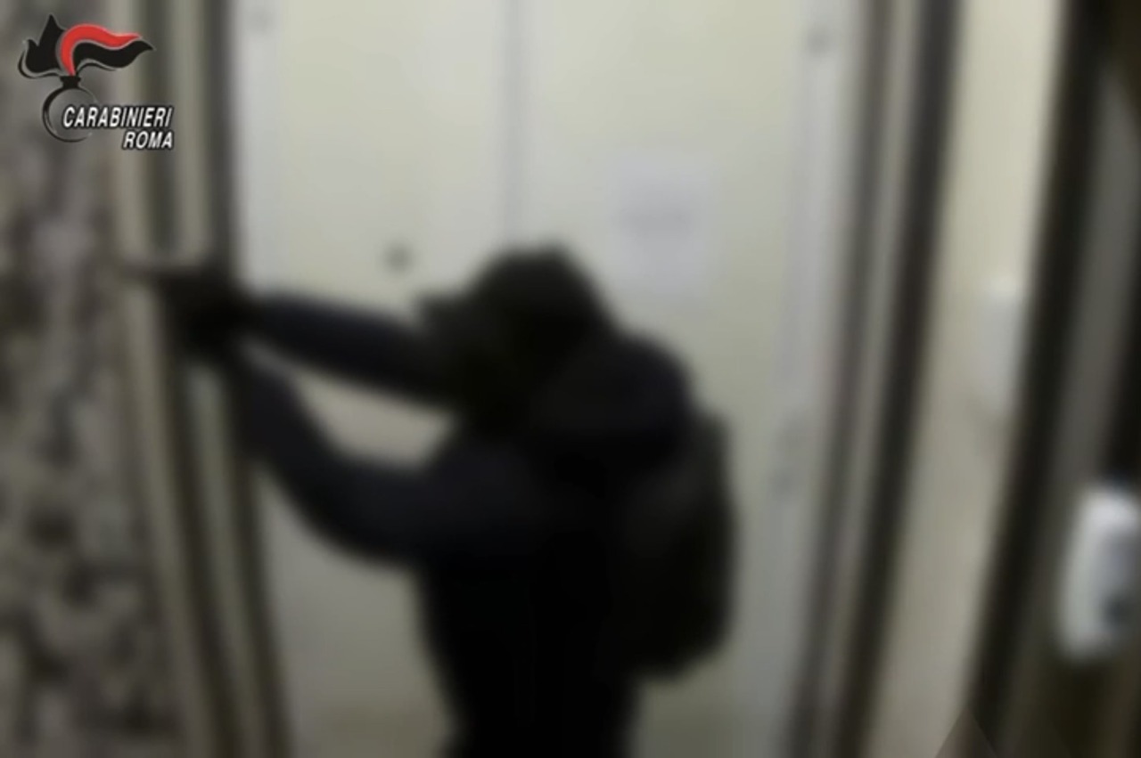 Rapina in casa: minacce con pistola, quattro arresti a Roma