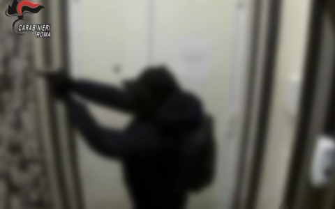 Rapina in casa: minacce con pistola, quattro arresti a Roma