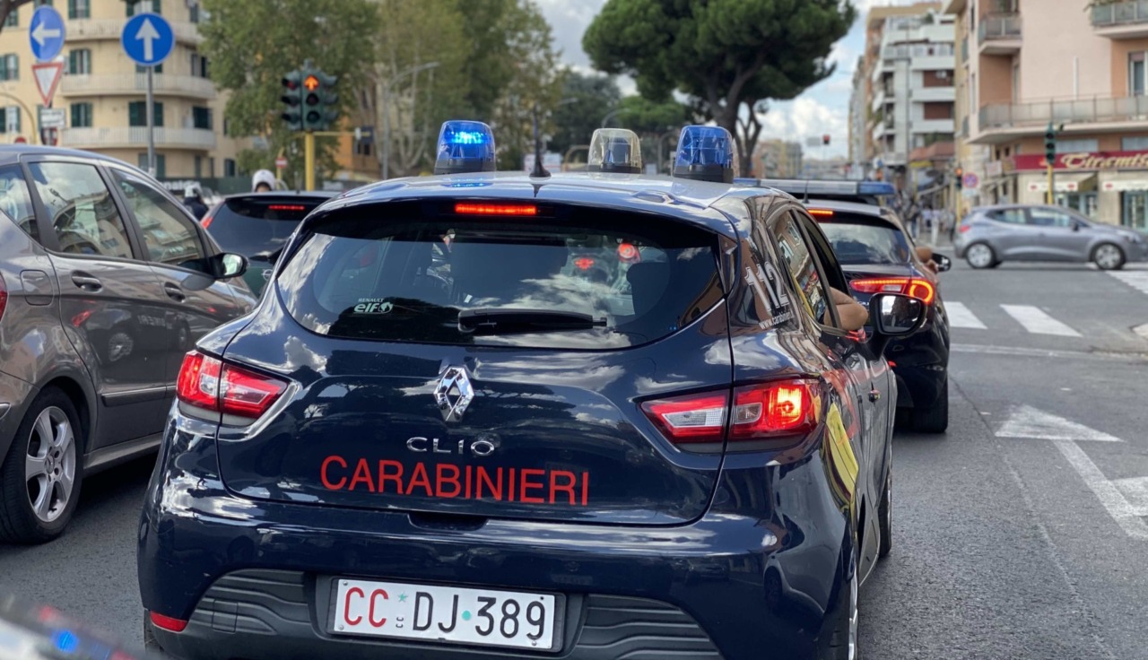 Coltelli e manganello in auto: denunciati padre e figlio