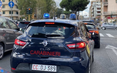 Coltelli e manganello in auto: denunciati padre e figlio