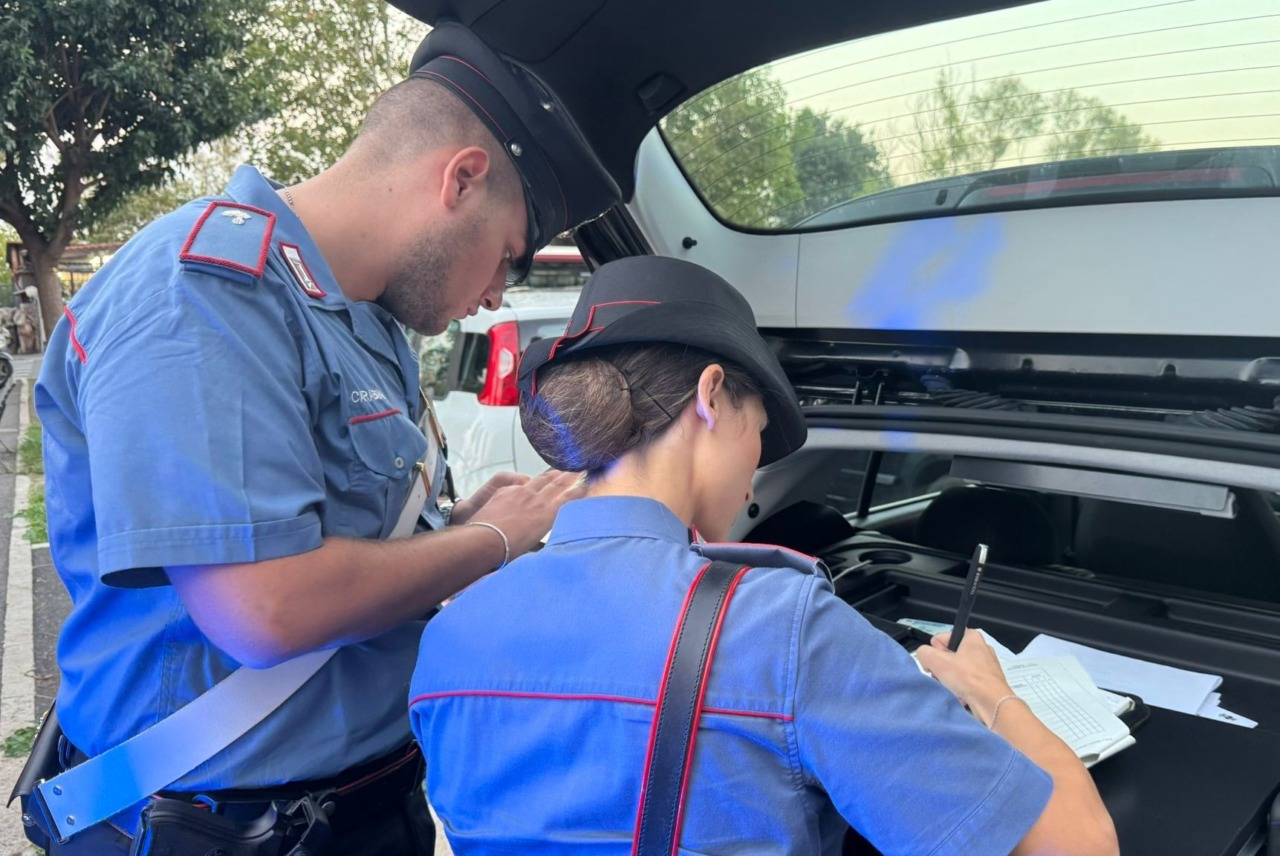 Tentano il furto in un appartamento: tre giovani denunciati