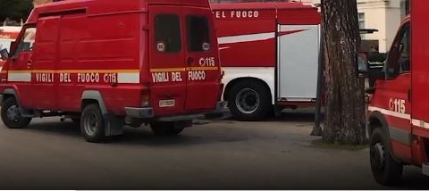 Incendio vicino alle case: elicottero in azione a Cesano