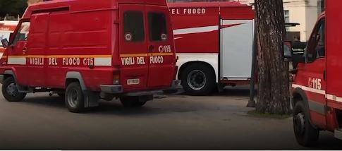 Incendio vicino alle case: elicottero in azione a Cesano