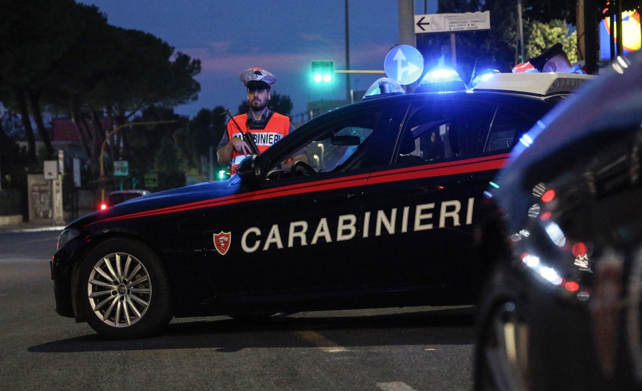 Aggredisce una donna trans e tenta di rapinarla: arrestato