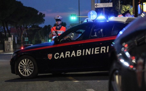 Aggredisce una donna trans e tenta di rapinarla: arrestato