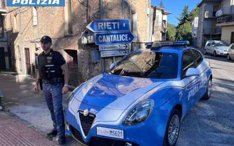 Ruba una borsa e si chiude in casa: denunciato 41enne