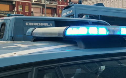 Nuda in strada a Roma, minaccia un passante con un coltello