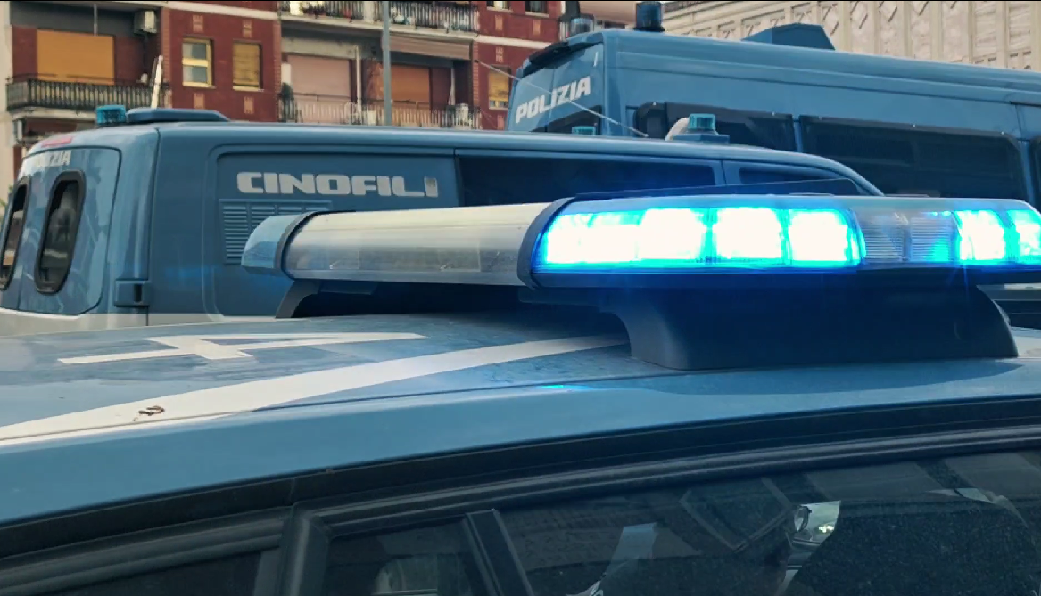 Nuda in strada a Roma, minaccia un passante con un coltello