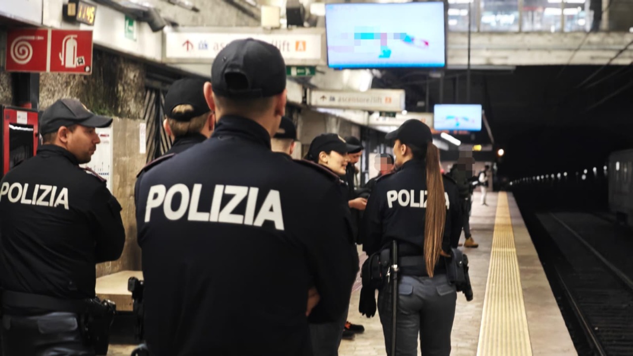 Tenta di portare via un bambino a Termini: arrestata