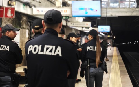 Tenta di portare via un bambino a Termini: arrestata