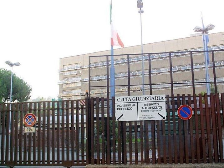 Caffè Greco, opere spostate: amministratore a giudizio