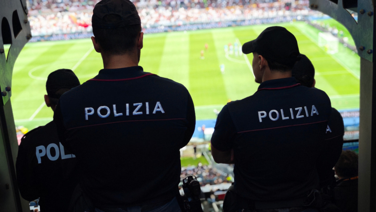 Roma-Atalanta, 16 Daspo per i saluti romani in curva Sud