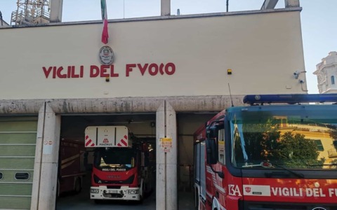 Incendio all’Esquilino, rogo nei sotterranei di un negozio