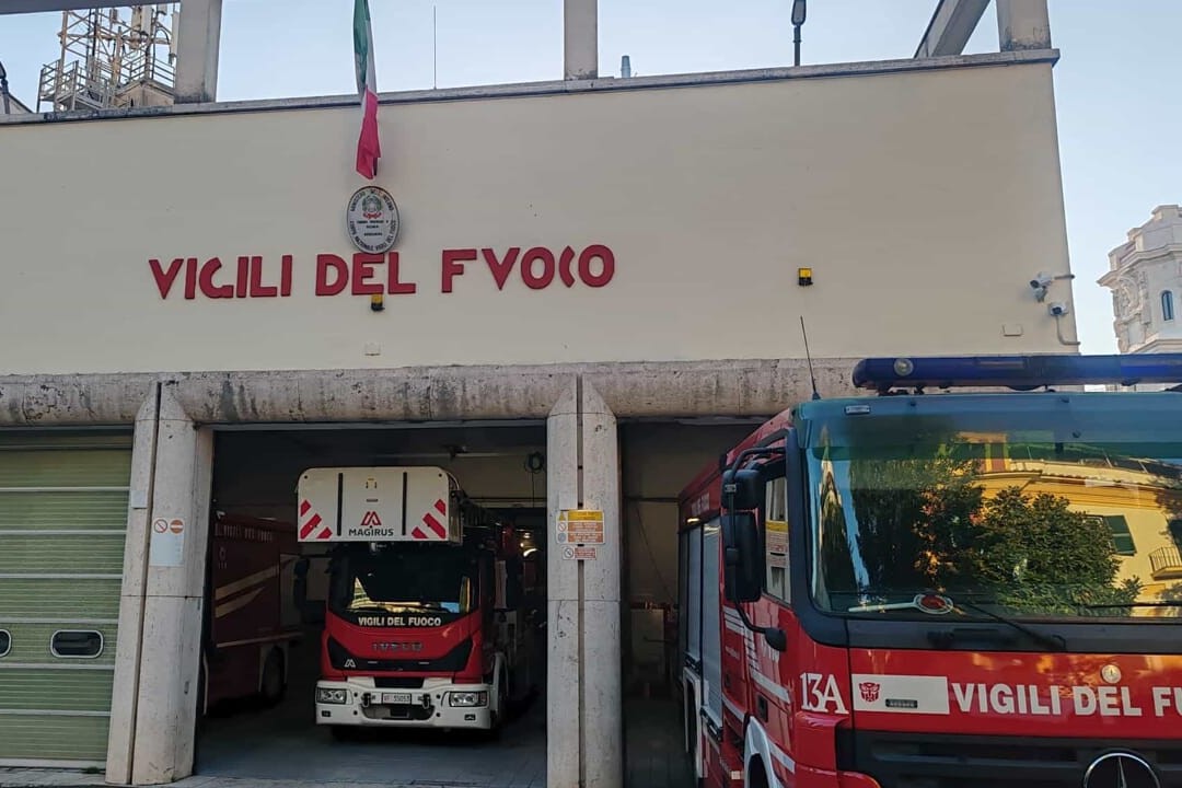 Incendio all’Esquilino, rogo nei sotterranei di un negozio