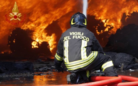 Tivoli, diverse auto incendiate nella notte: indagini in corso