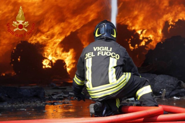 Tivoli, diverse auto incendiate nella notte: indagini in corso