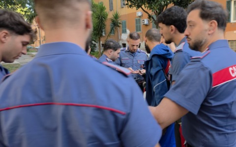 Quarticciolo, blitz antidroga: 11 arresti e le sedie dei pusher rimosse