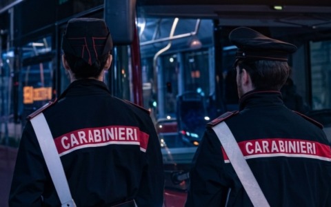 Bottiglia contro il bus a Roma: passeggeri illesi, tre in fuga