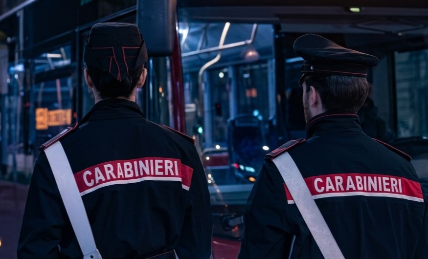 Bottiglia contro il bus a Roma: passeggeri illesi, tre in fuga