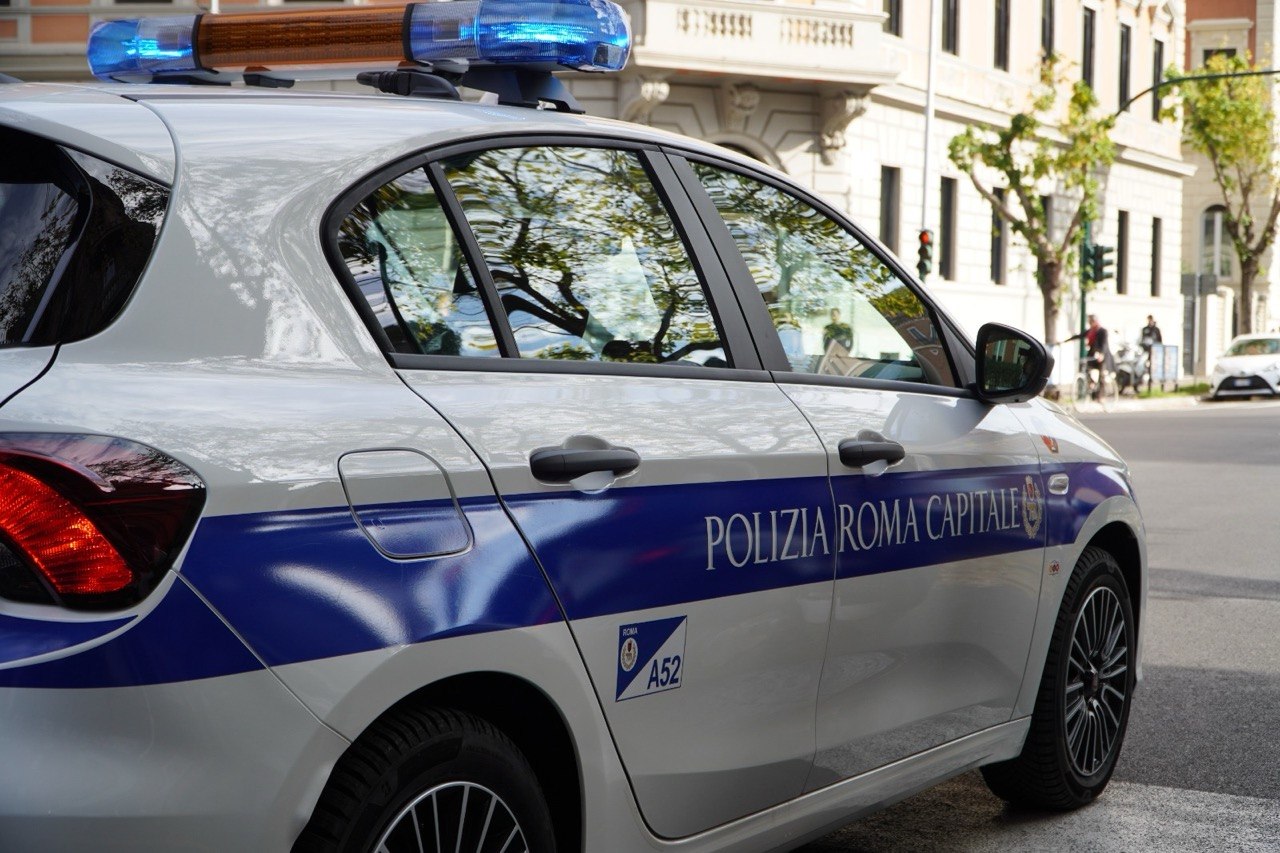 Furto di rame, fuga contromano sulla Collatina: due fermati